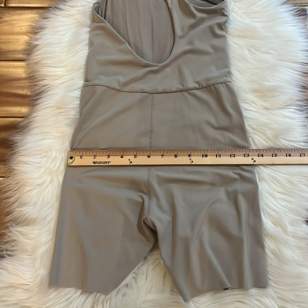 Left on Friday Shoreline Playsuit Sz Small NWOT - Picture 8 of 10